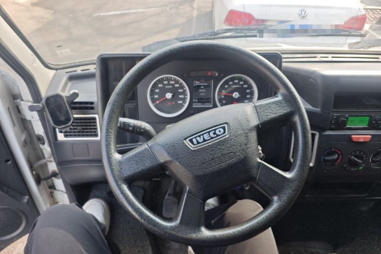 Used Iveco Daily 2021 2.5T A35 M1 Passenger Van 5-9 Seater Short Wheelbase Mid-Roof Design Dual Tires Manual Doors Steering Wheel