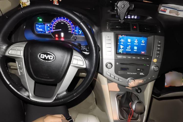 Used BYD S6 2013 Platinum Edition 2.0L Manual Luxury Model Center Console