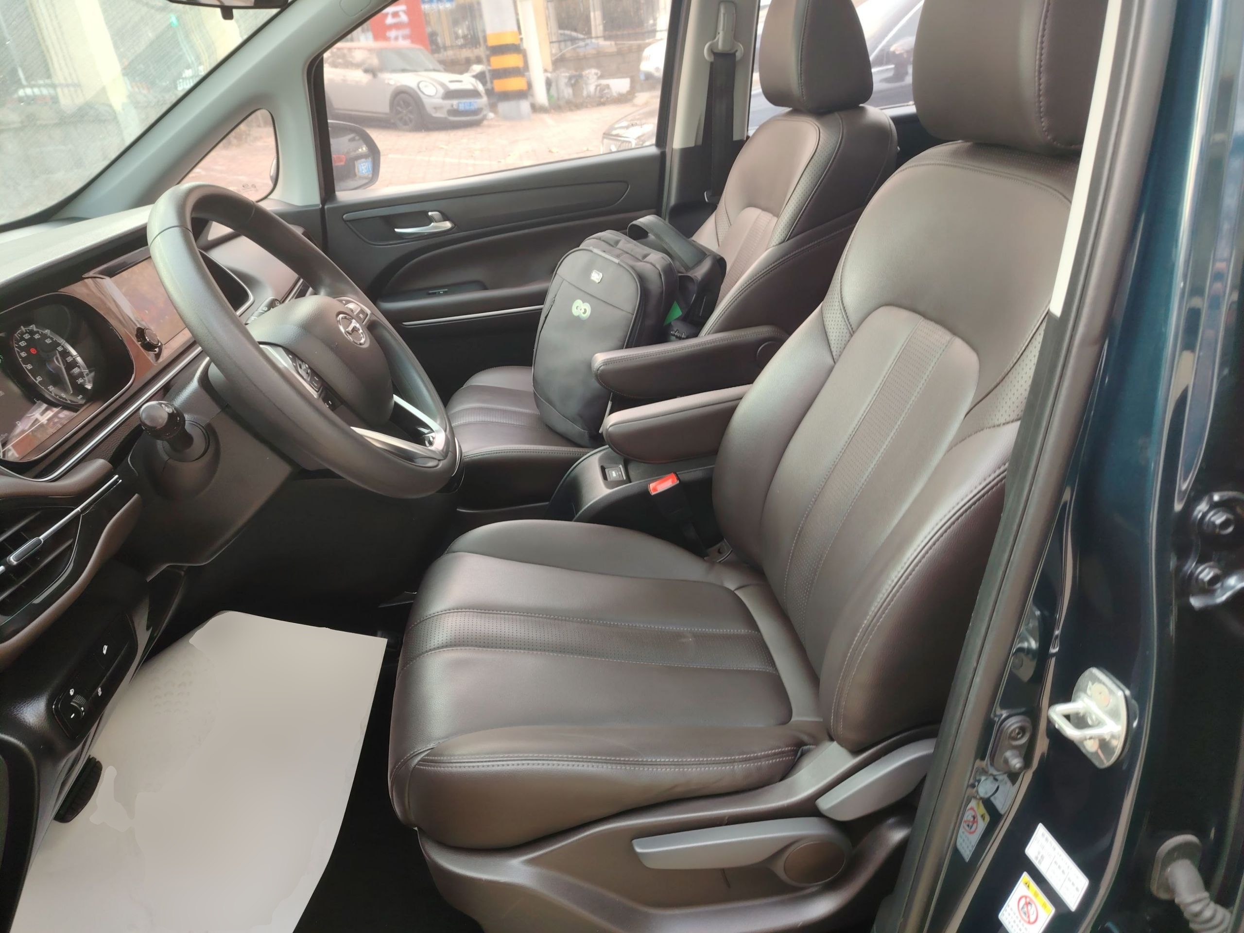 Переднее сиденье в автомобиле