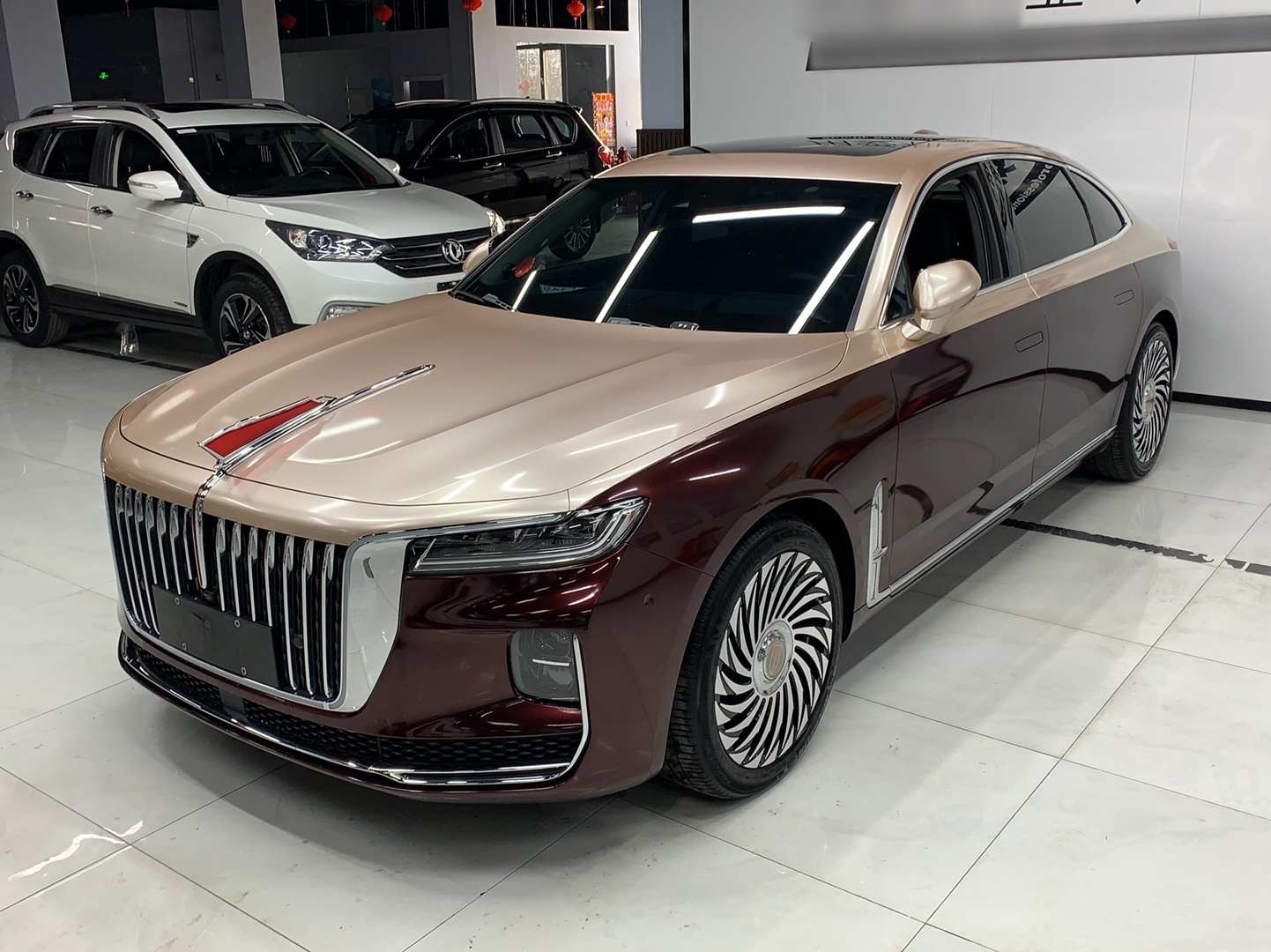 تحت مقدمة السيارة