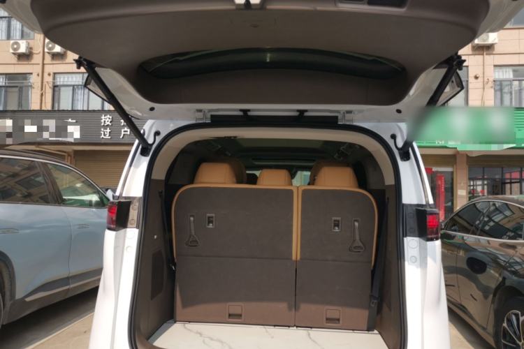 Used Denza D9 2022 DM-i 1040 Prestige Model
