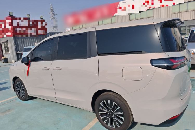 Used Wuling Wuling Starlight 730 2025 Model Plug-in Hybrid 125km Luxury Edition
