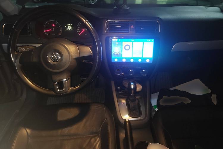 Used Volkswagen Sagitar 2014 1.6L Automatic Comfort Model Center Console