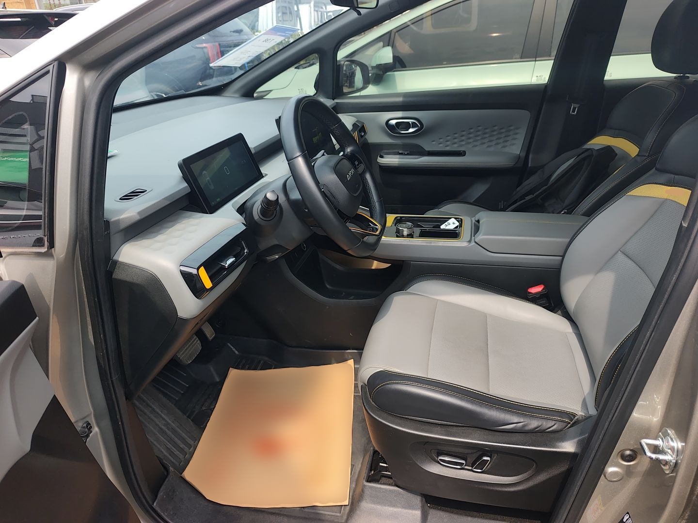 المقاعد الأمامية داخل السيارة