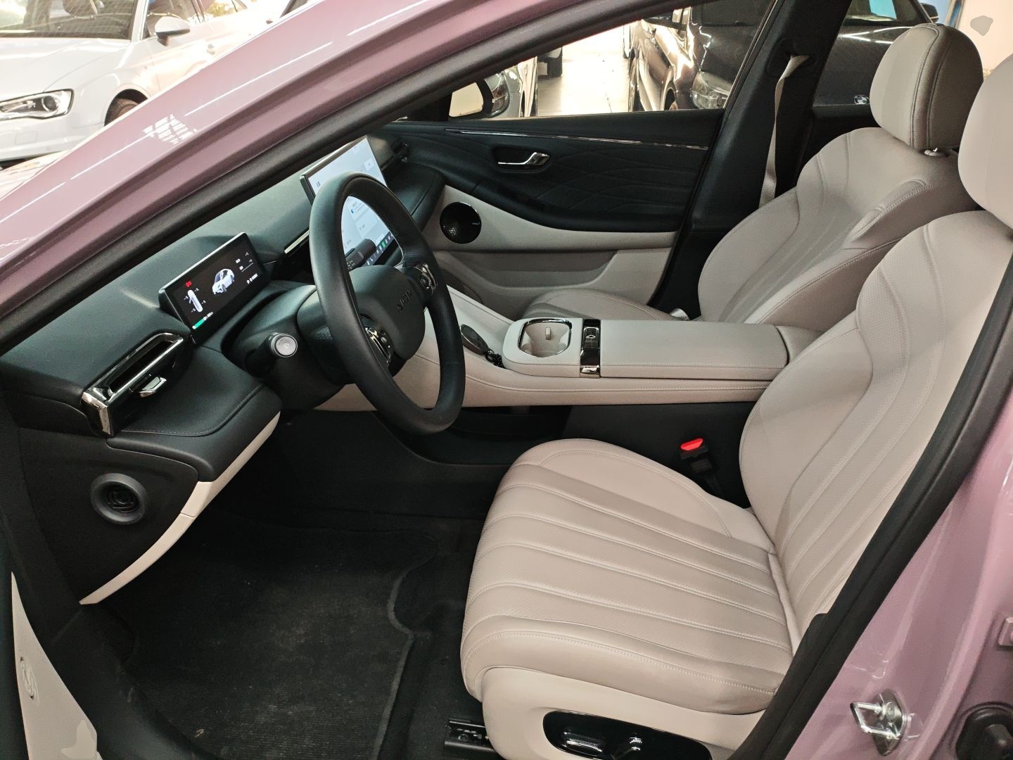 المقاعد الأمامية داخل السيارة