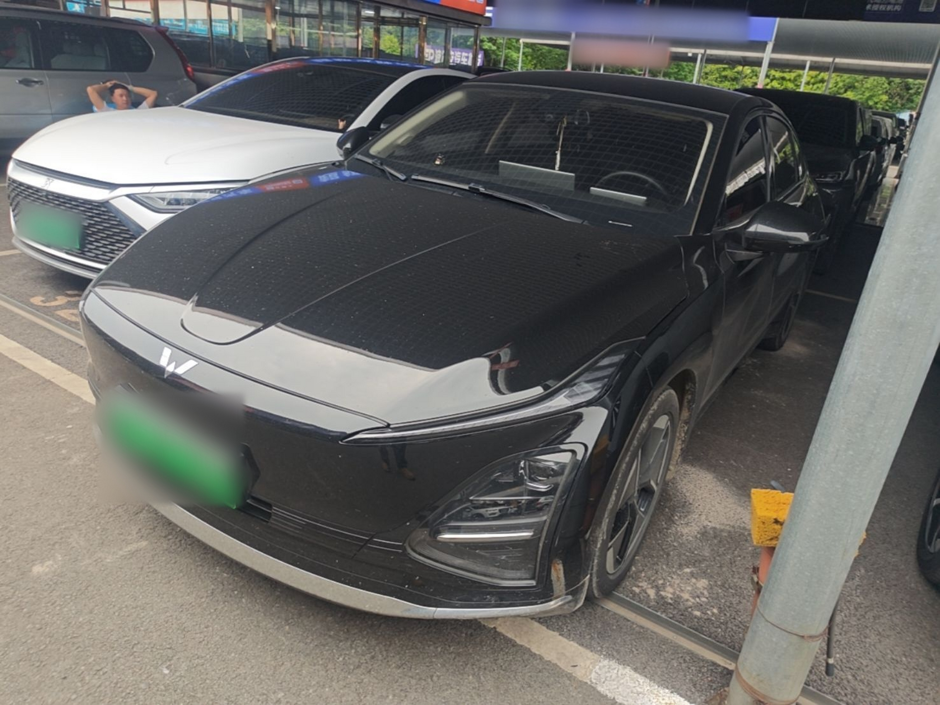 Под передней частью автомобиля