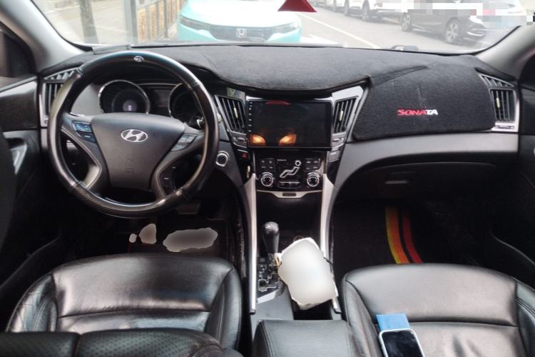 Used Hyundai Sonata 2011 2.0L Automatic Supreme Edition Center Console