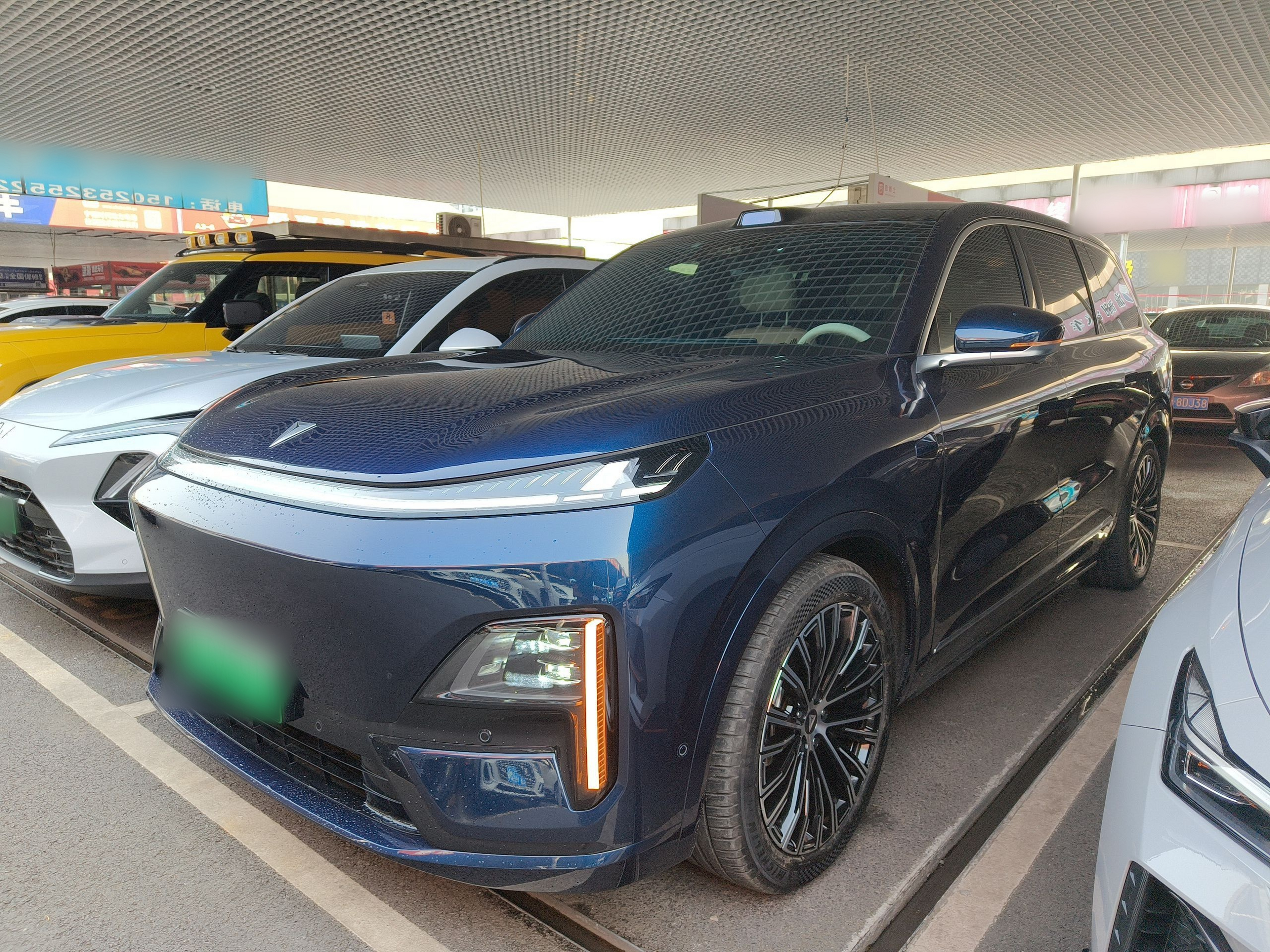 تحت مقدمة السيارة