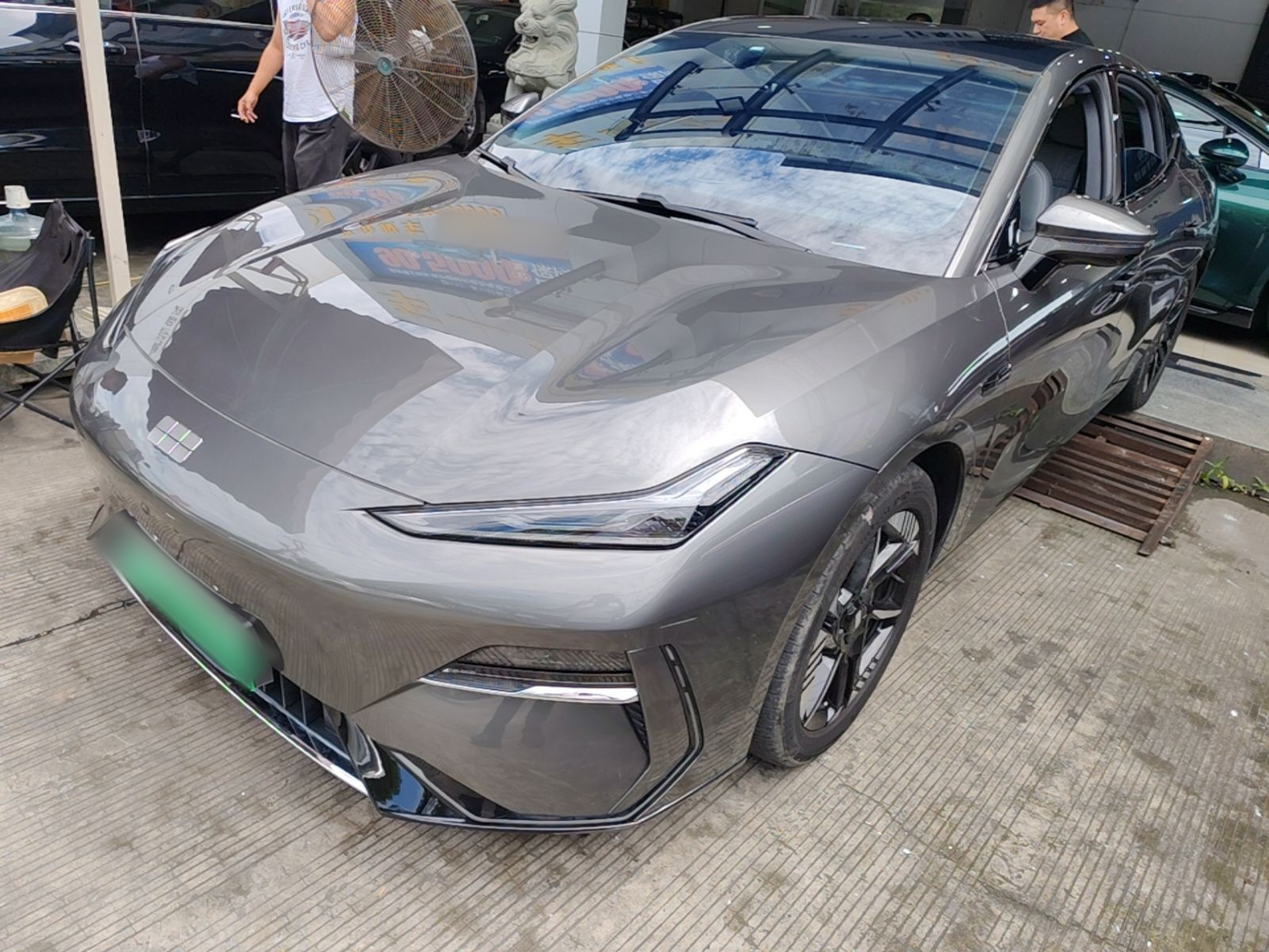 Под передней частью автомобиля