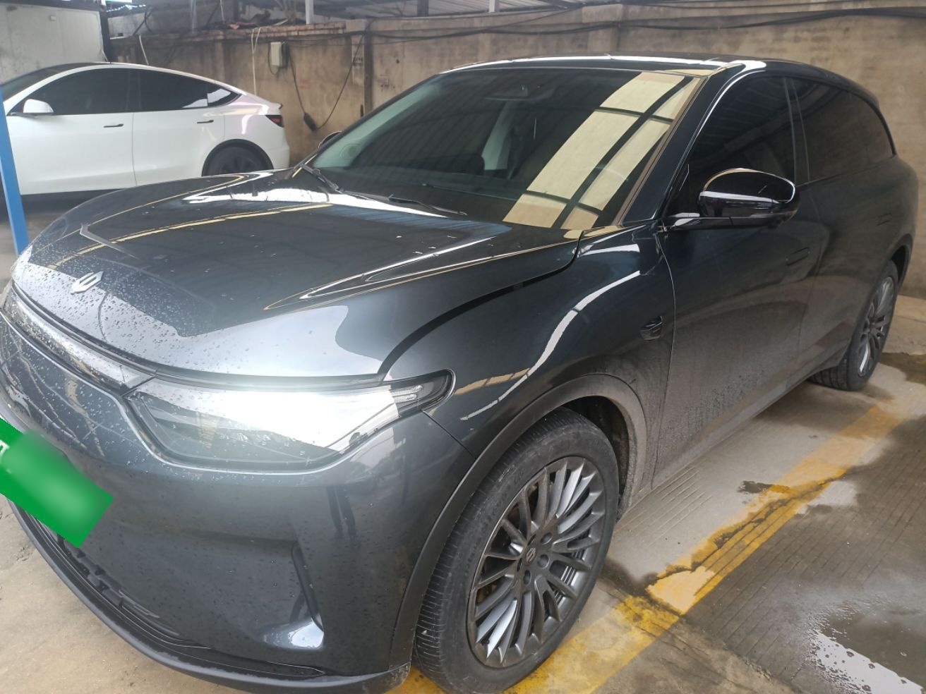 تحت مقدمة السيارة