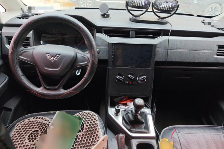 Used Wuling Hongguang PLUS 2019 1.5T Manual Standard Edition 5 Seats Center Console