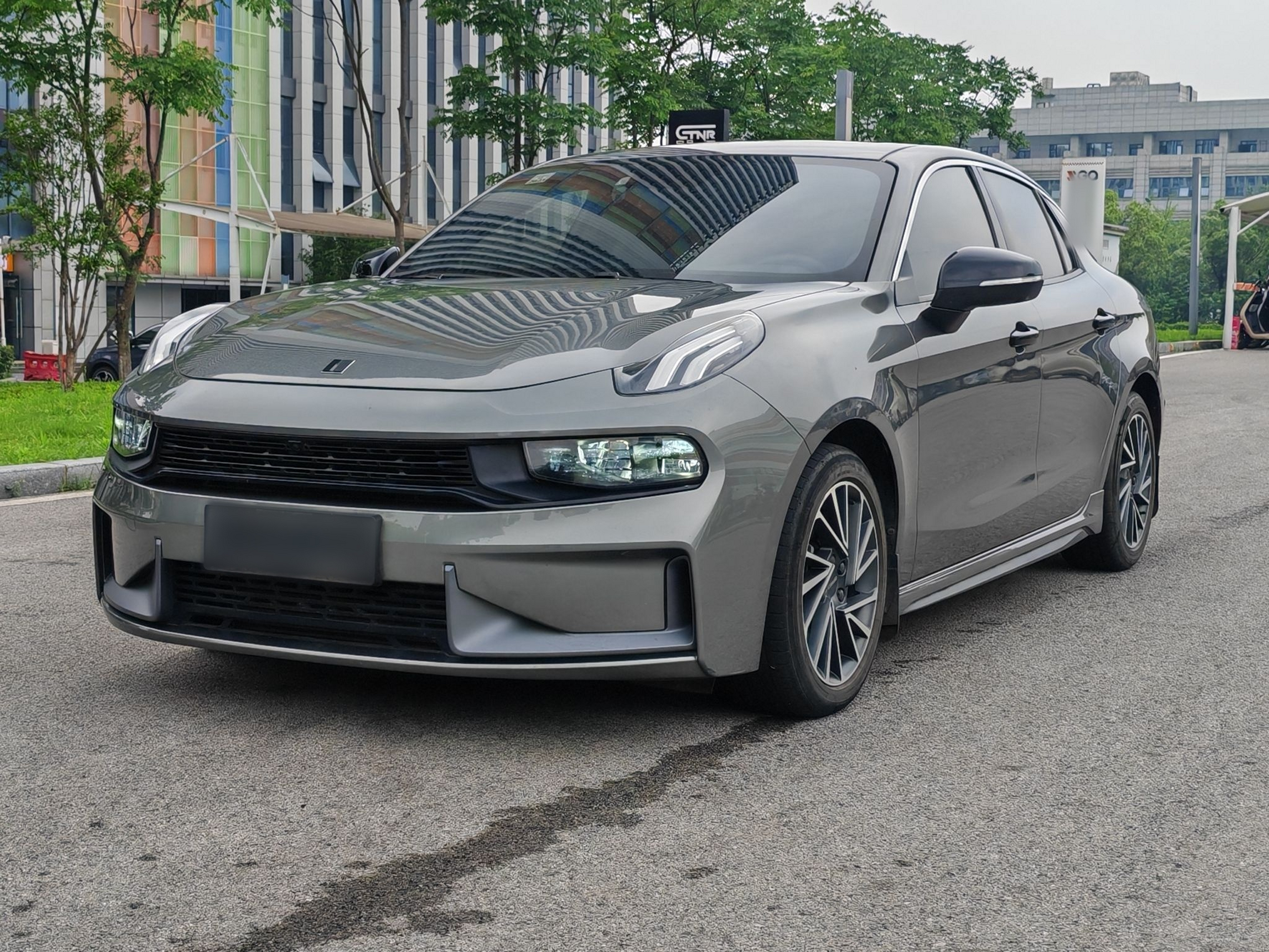 Под передней частью автомобиля