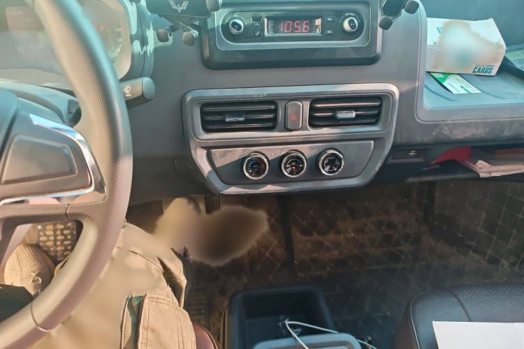 Used Wuling Yangguang 2024 300km Comfort-Grade Passenger Van 60kW