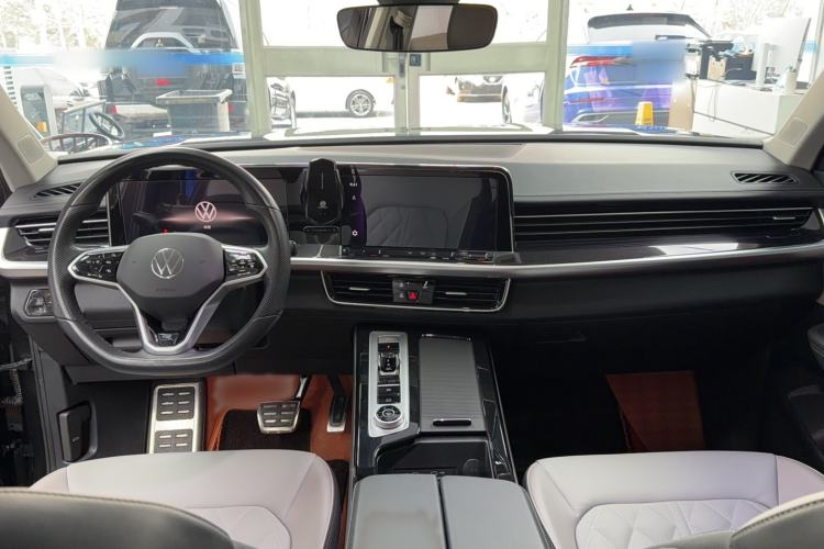 Used Volkswagen Tavendor 2024 380TSI All-Wheel-Drive R-Line Cruise Premium Edition Interior 3