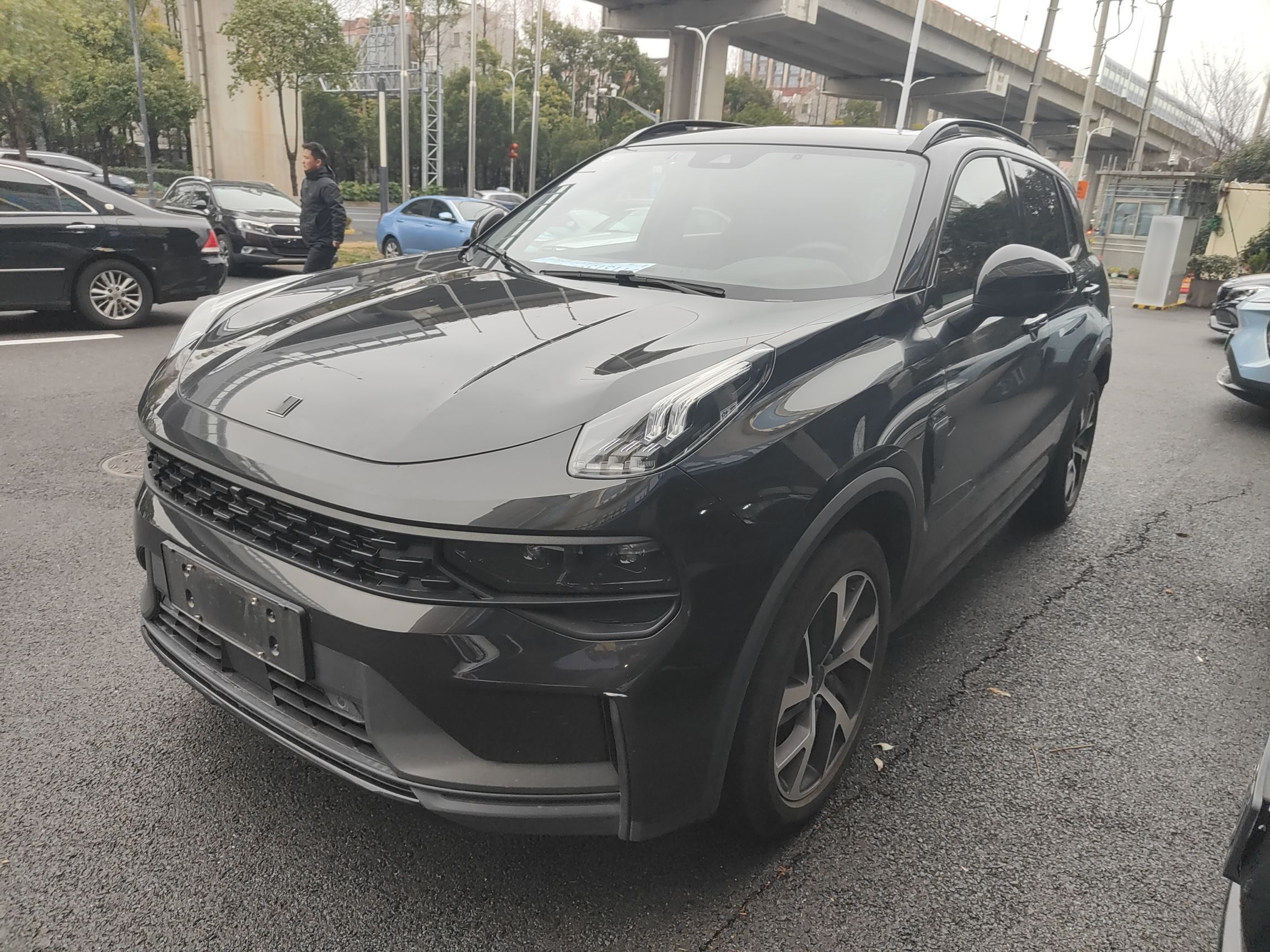 Под передней частью автомобиля