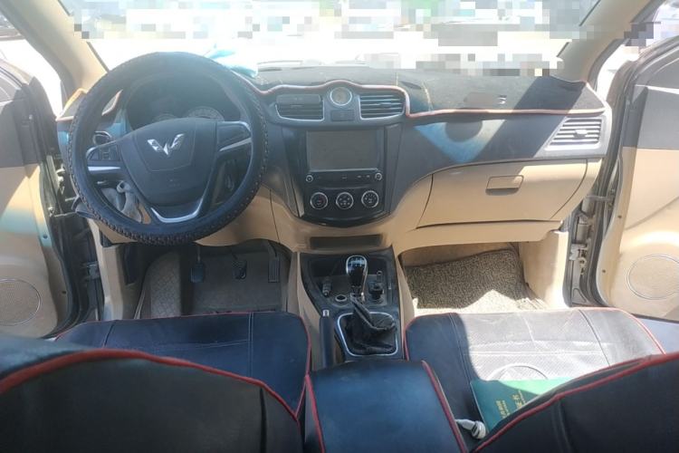 Used Wuling Hongguang 2014 1.5L S Luxury Model Center Console