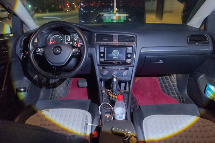 Used Volkswagen Golf 2018 230TSI Automatic Luxury Version Center Console