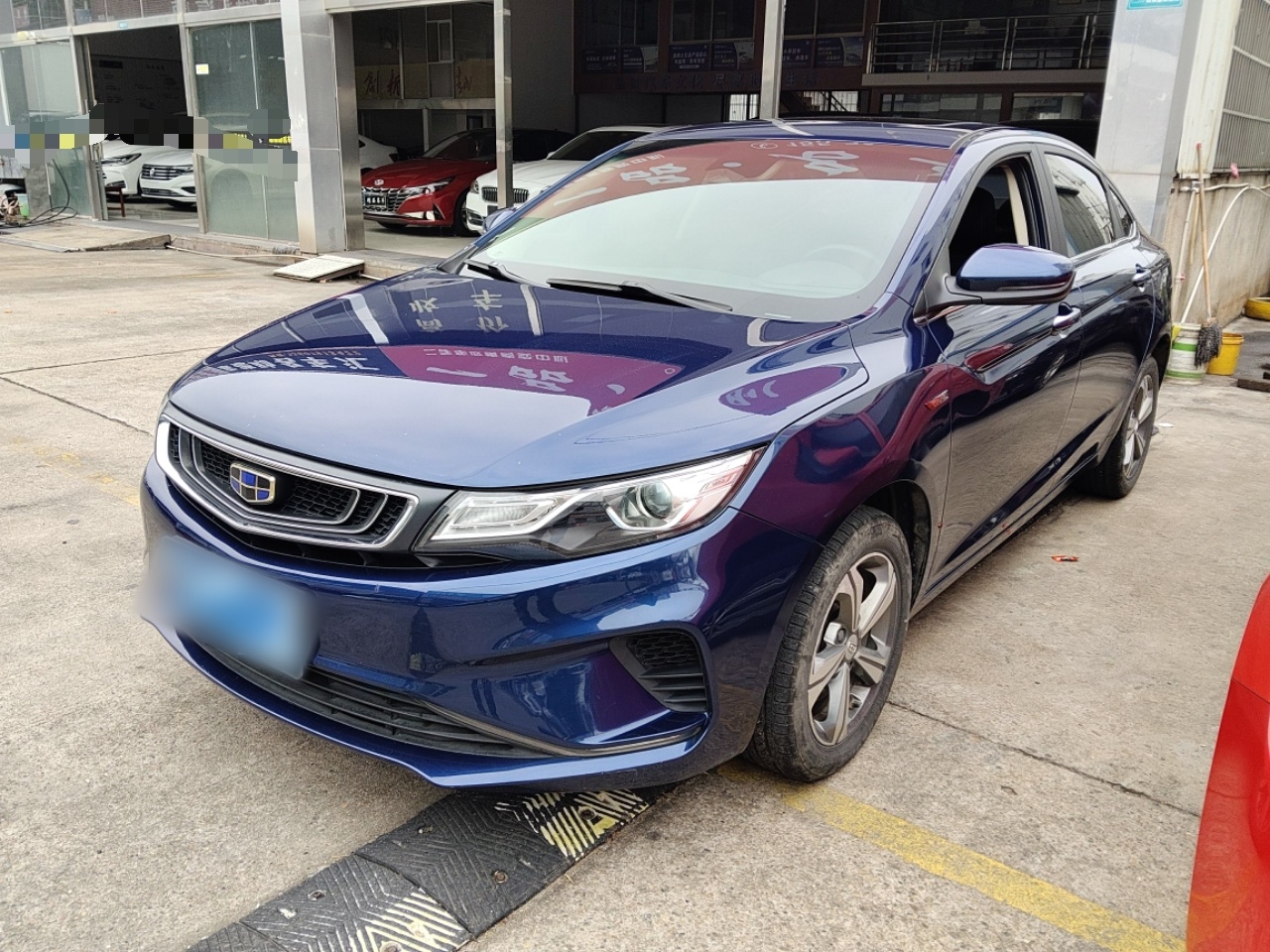 تحت مقدمة السيارة