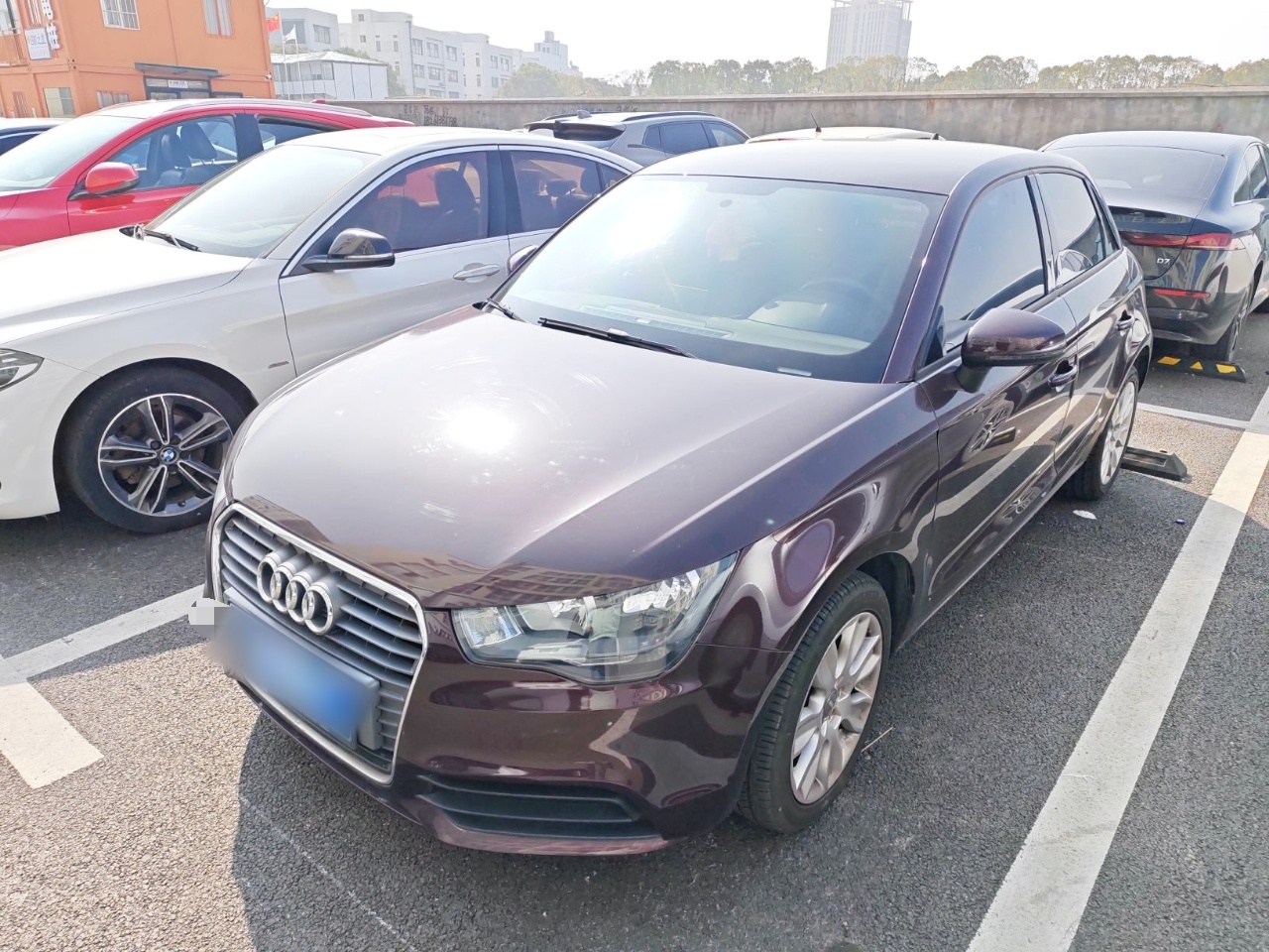 Под передней частью автомобиля