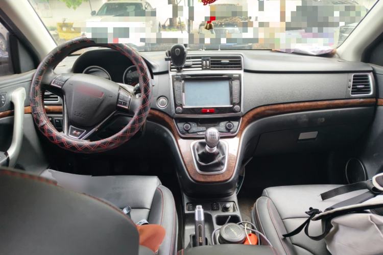 Used Haval H6 2015 Revised Version Sport Edition 1.5T Manual Transmission Two-Wheel Drive Elite Grade Center Console