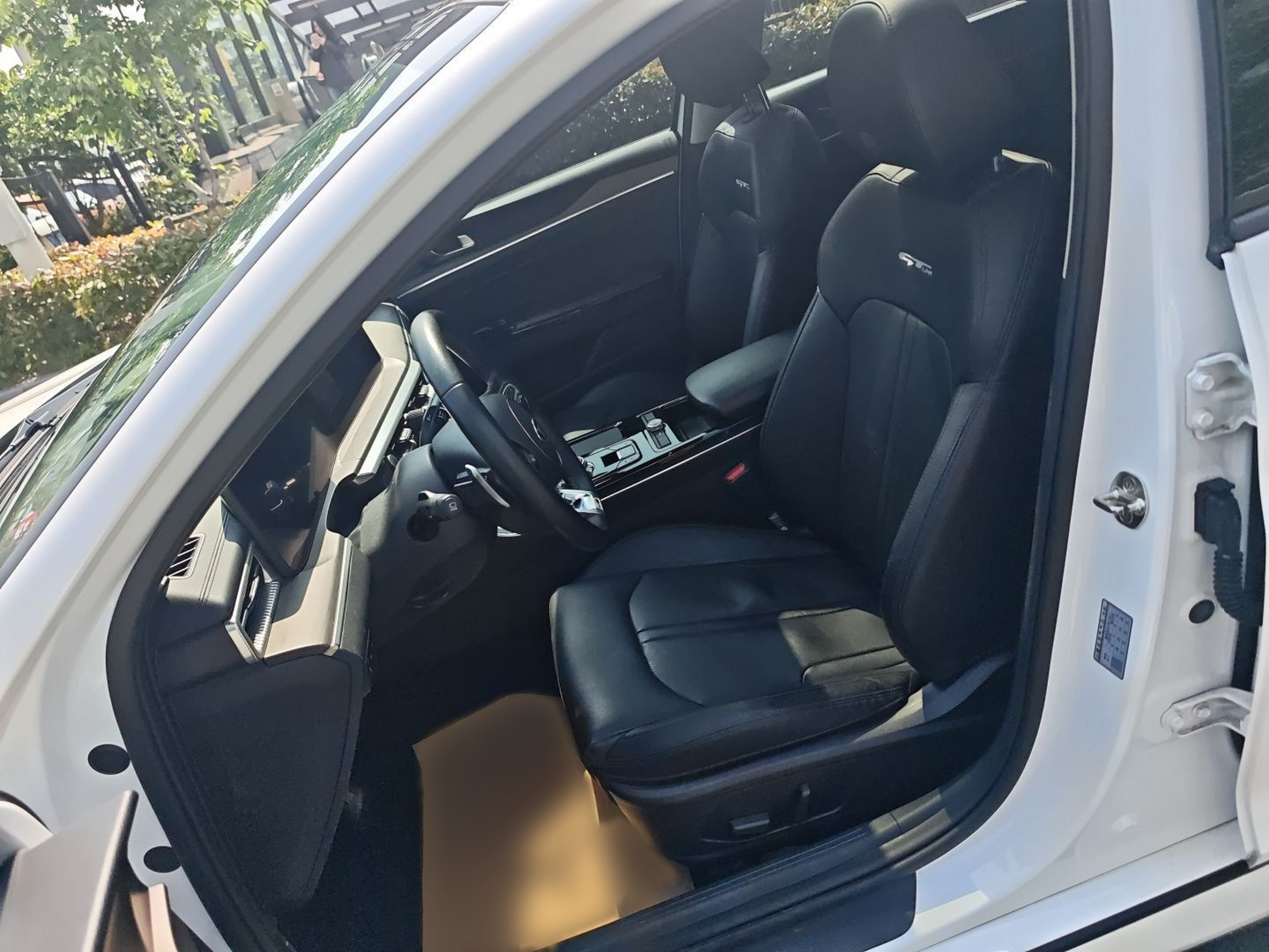 Переднее сиденье в автомобиле