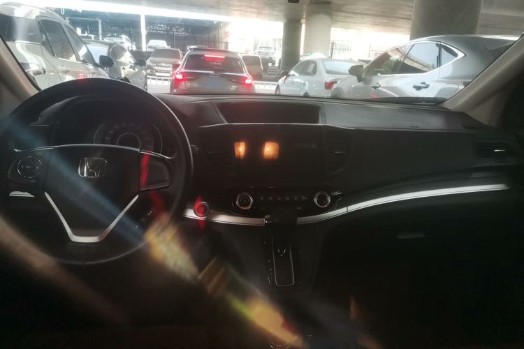 Used Honda CR-V 2015 2.0L two-wheel drive Fashion Edition Center Console