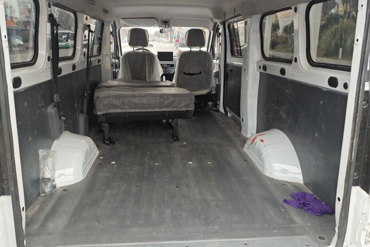 Used Wuling Yangguang 2024 300KM Comfort Version Passenger Van 75kW