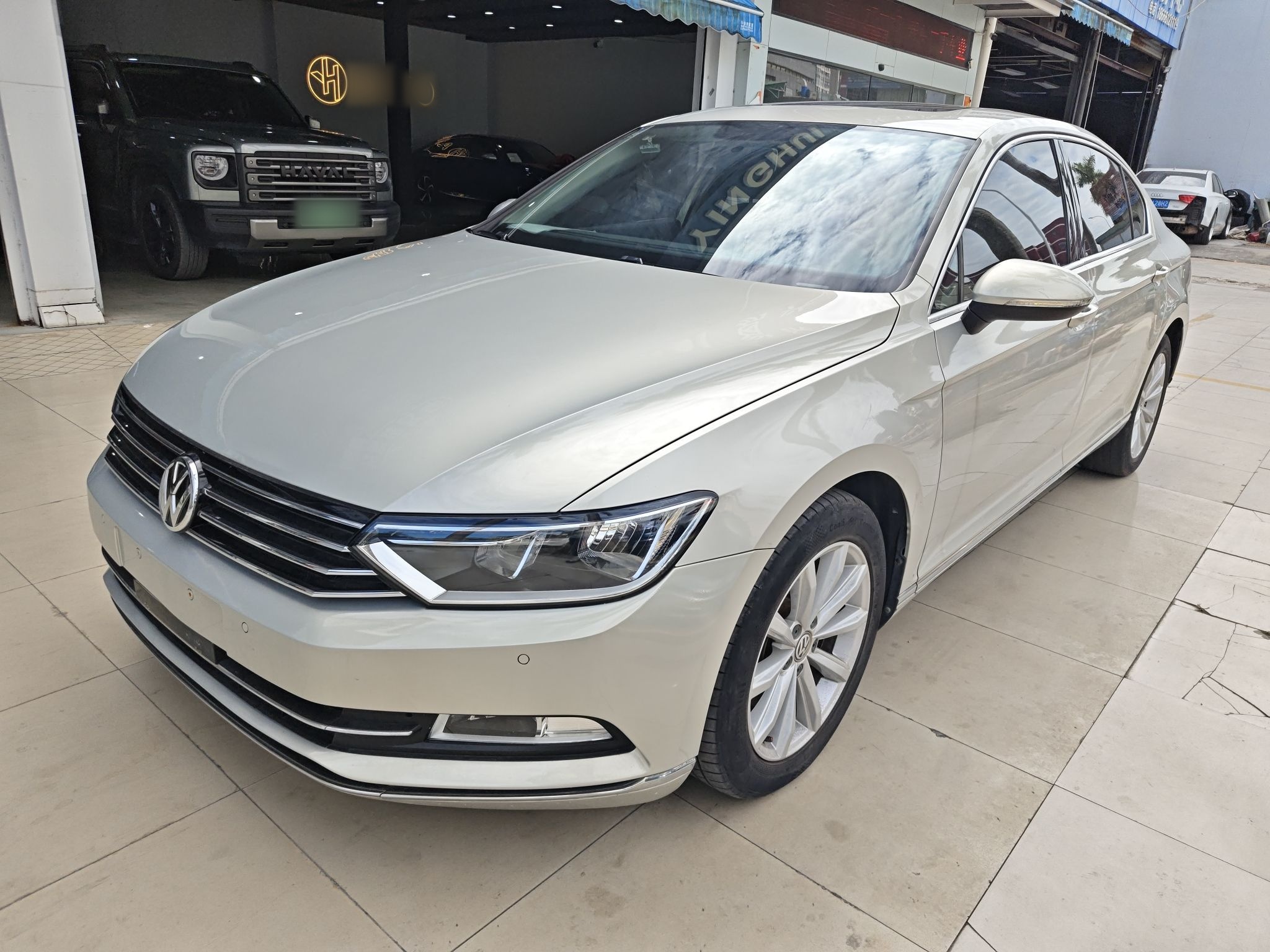 تحت مقدمة السيارة