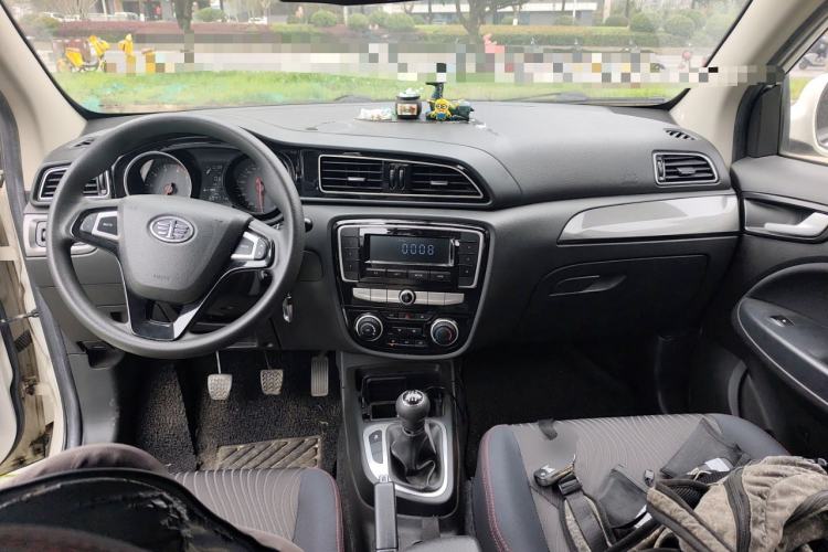 Used FAW Junpai D60 2017 1.5L Manual Entry-Level Model Center Console