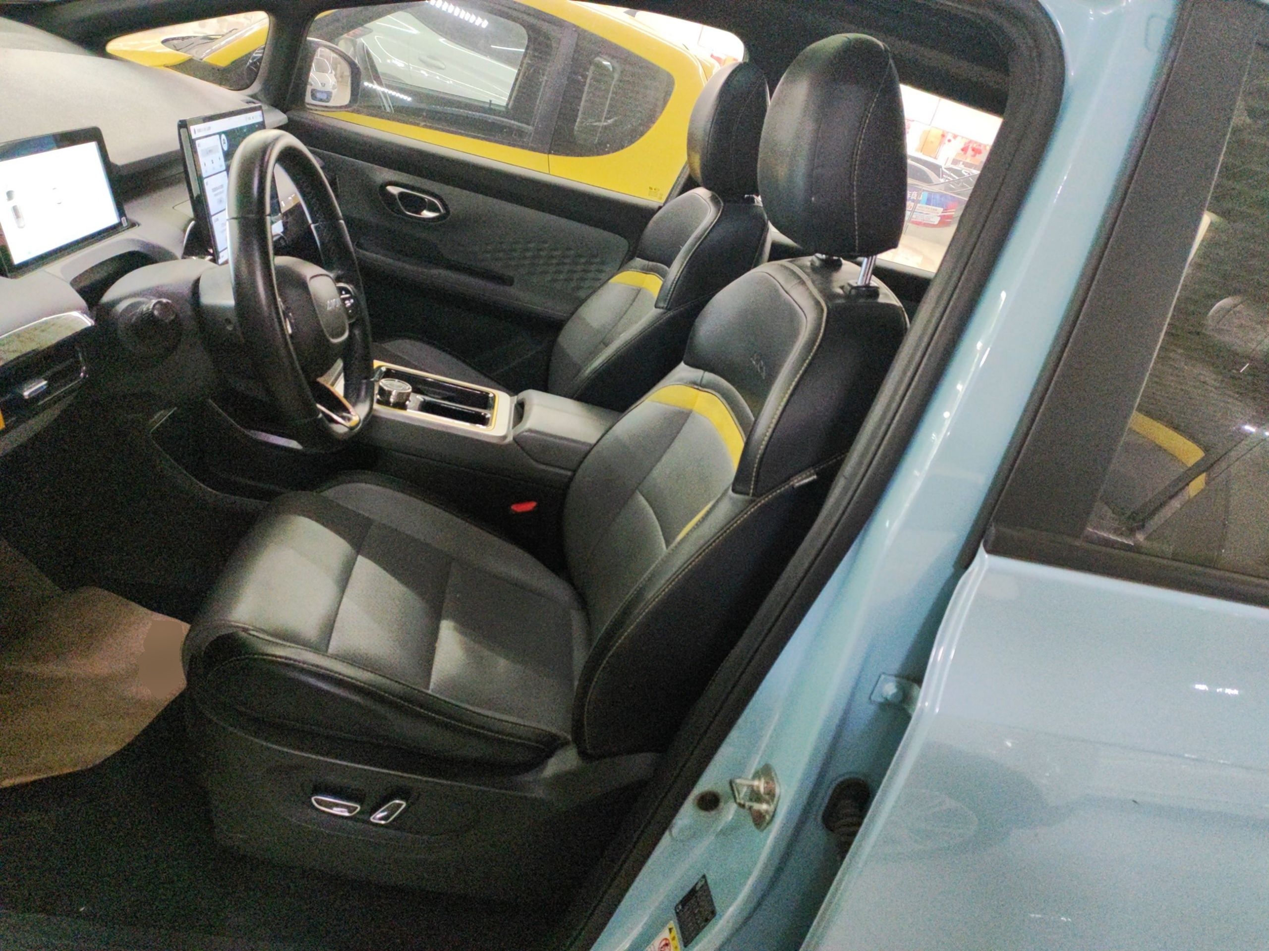 المقاعد الأمامية داخل السيارة