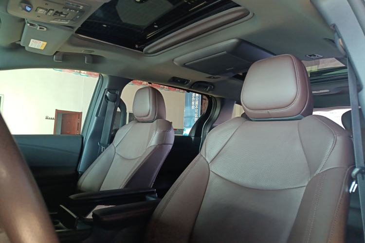 Used Toyota Granvia 2023 2.5L Hybrid Flagship VIP Edition
