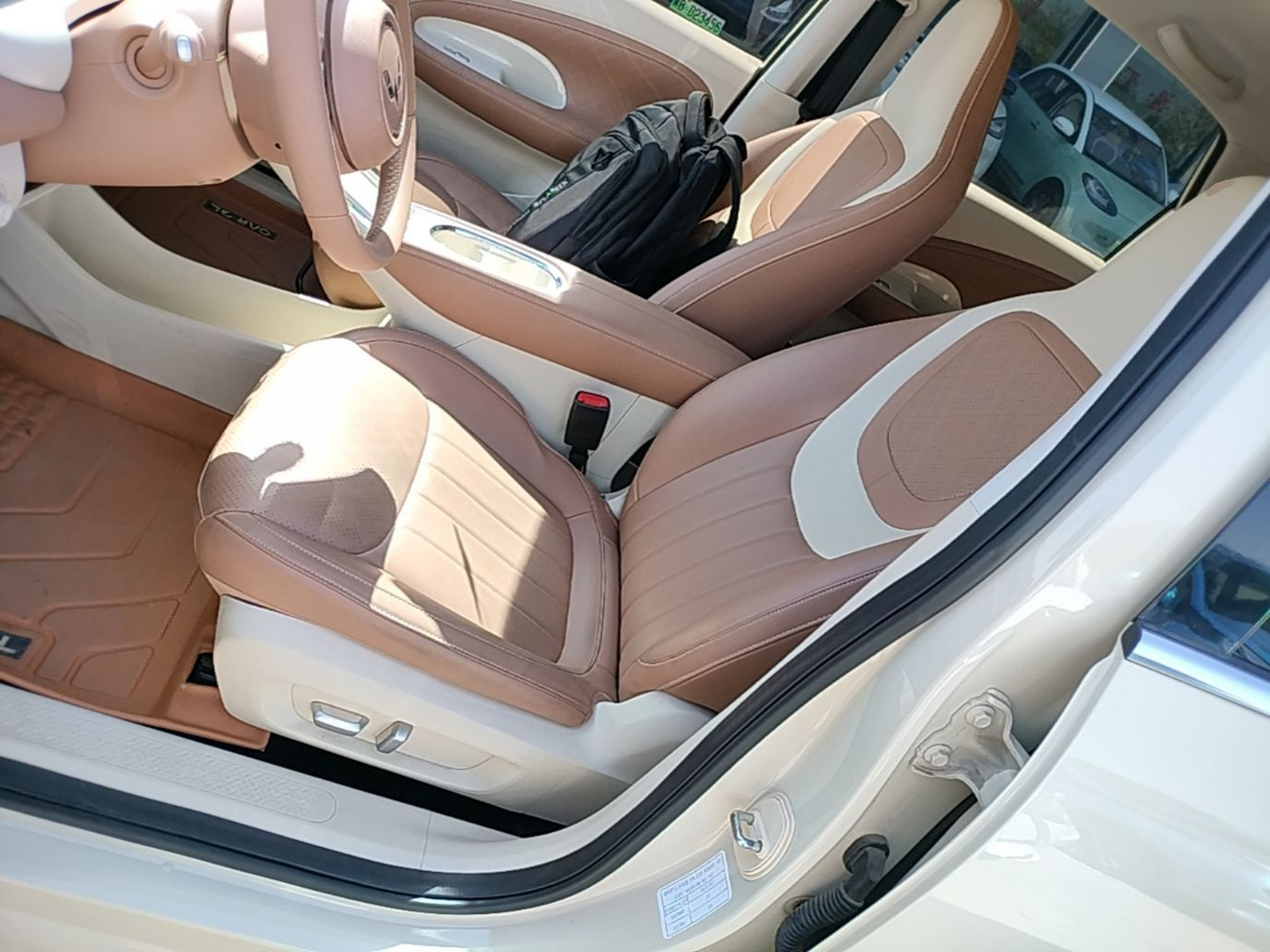 المقاعد الأمامية داخل السيارة