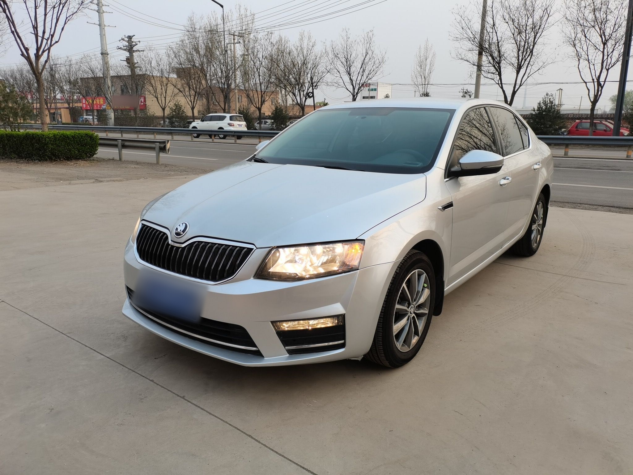 تحت مقدمة السيارة