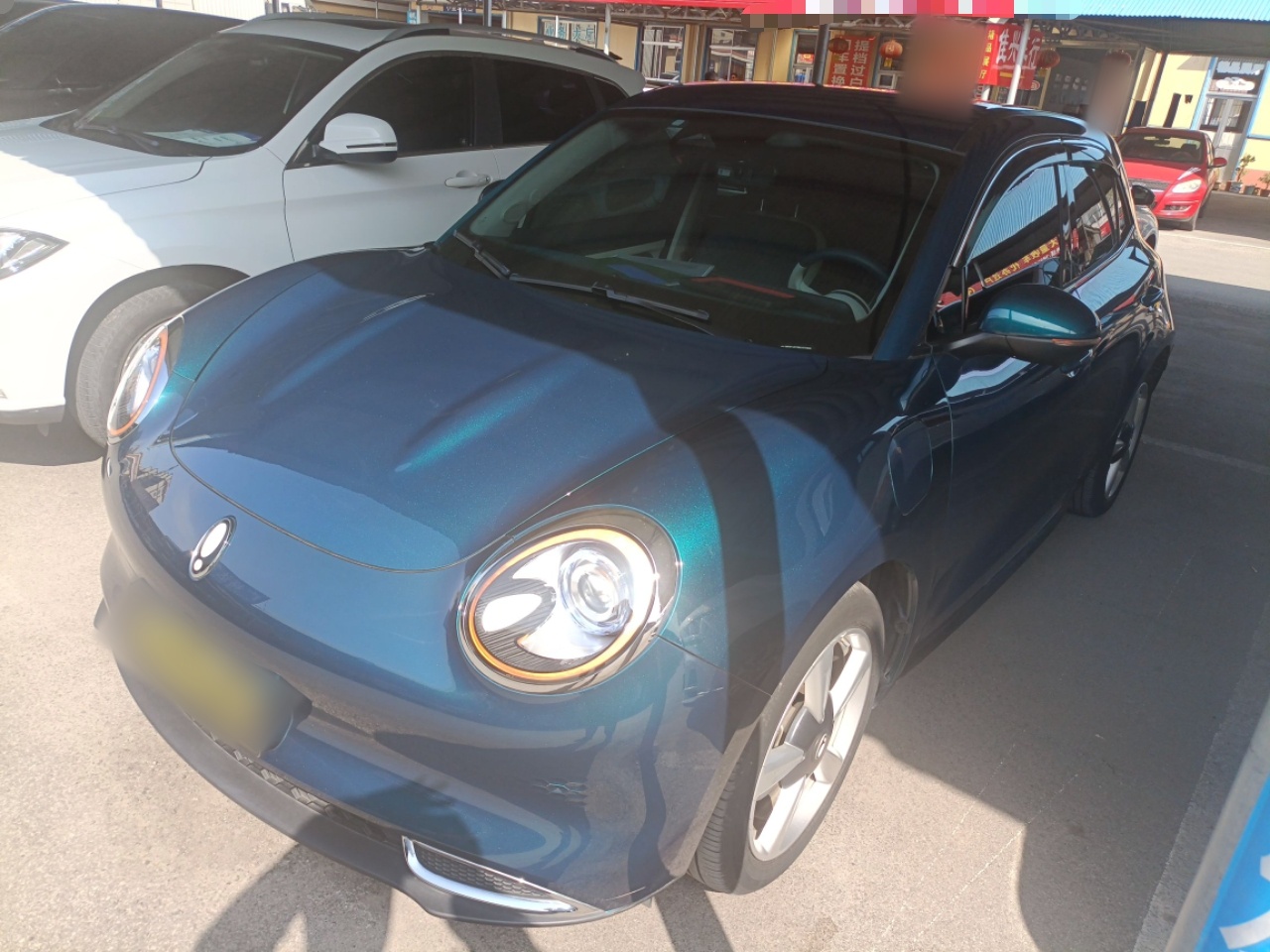 تحت مقدمة السيارة