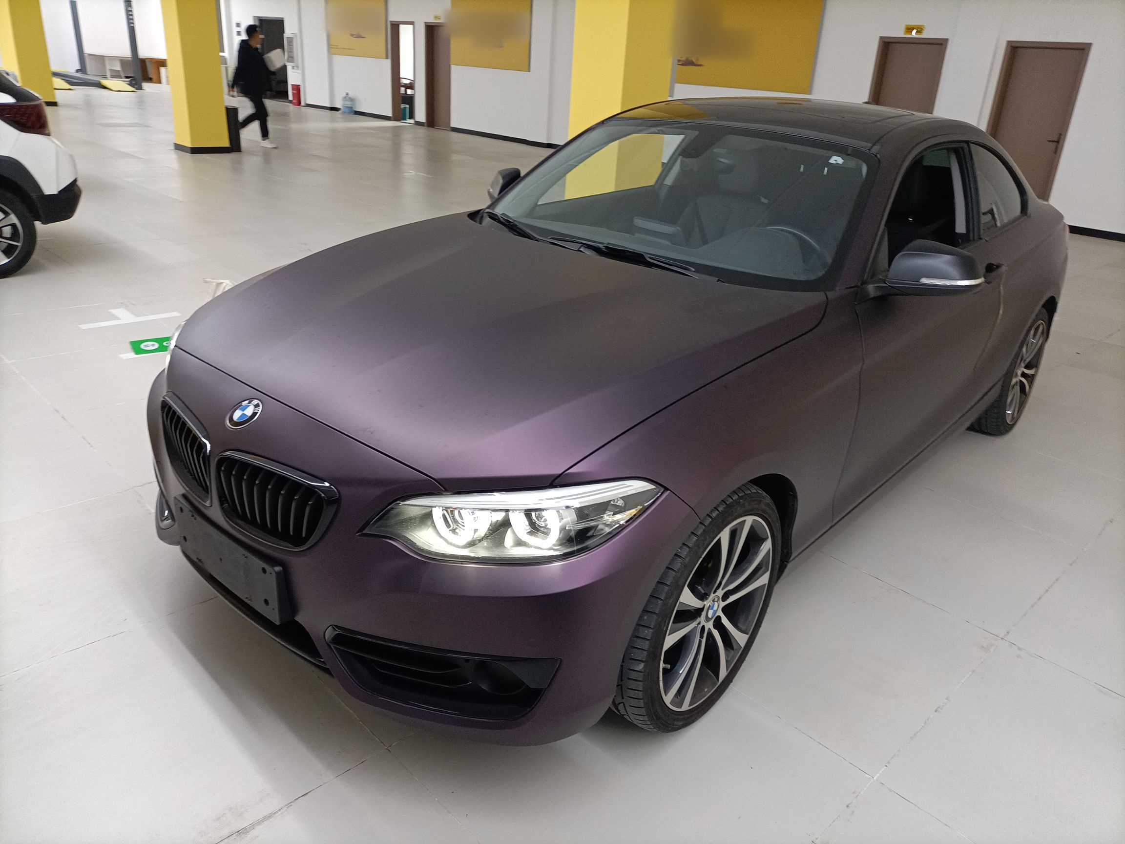 تحت مقدمة السيارة