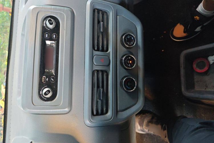 Used Wuling Yangguang 2024 300km Comfort-Grade Passenger Van 60kW