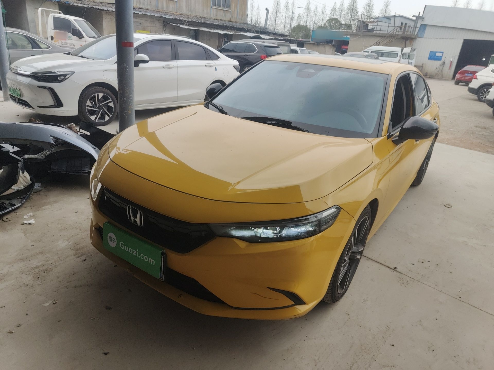 تحت مقدمة السيارة