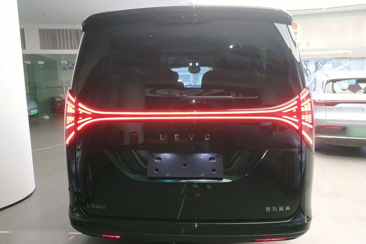 Used Geely Galaxy LEVC L380 2024 140-Degree 6-Seater All-Wheel-Drive Ultra
