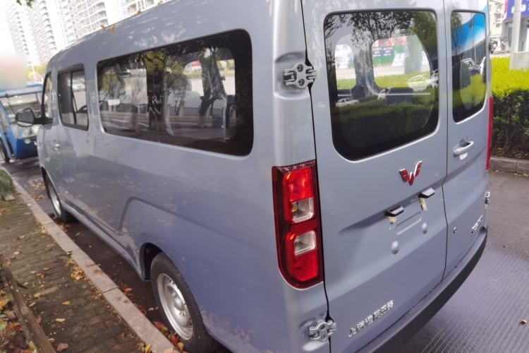 Used Wuling Yangguang 2024 300KM Comfort Version Passenger Van 75kW
