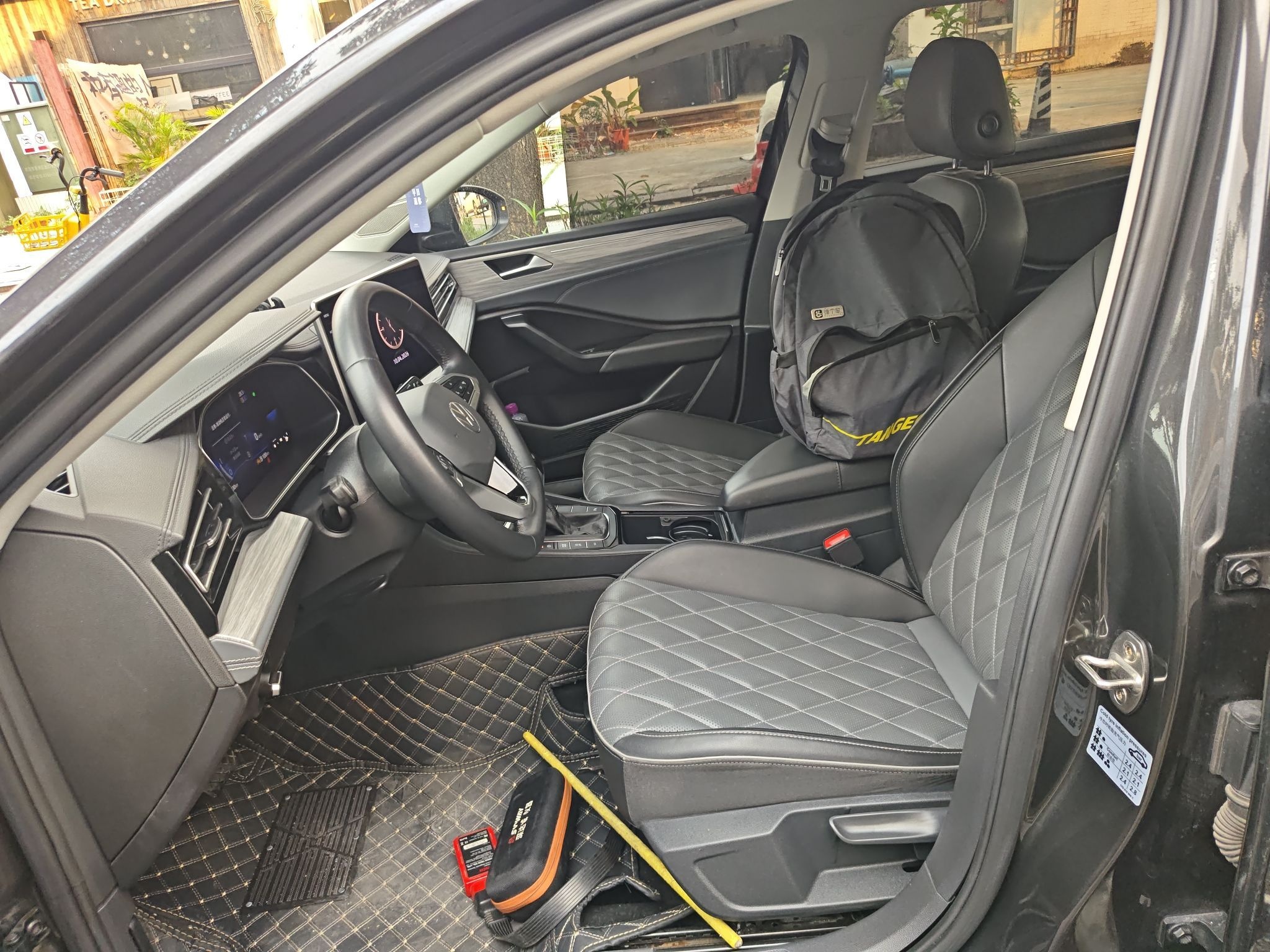 Переднее сиденье в автомобиле