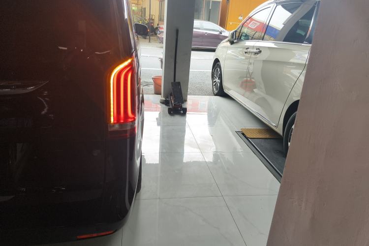 Used Mercedes-Benz V-Class 2021 V 260 Avantgarde Edition Exterior 3