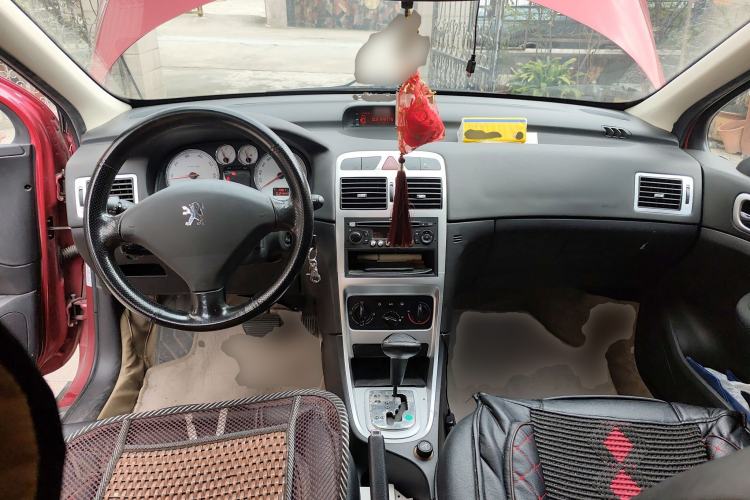 Used Peugeot 307 2010 Hatchback 1.6L Automatic Comfort Edition Center Console