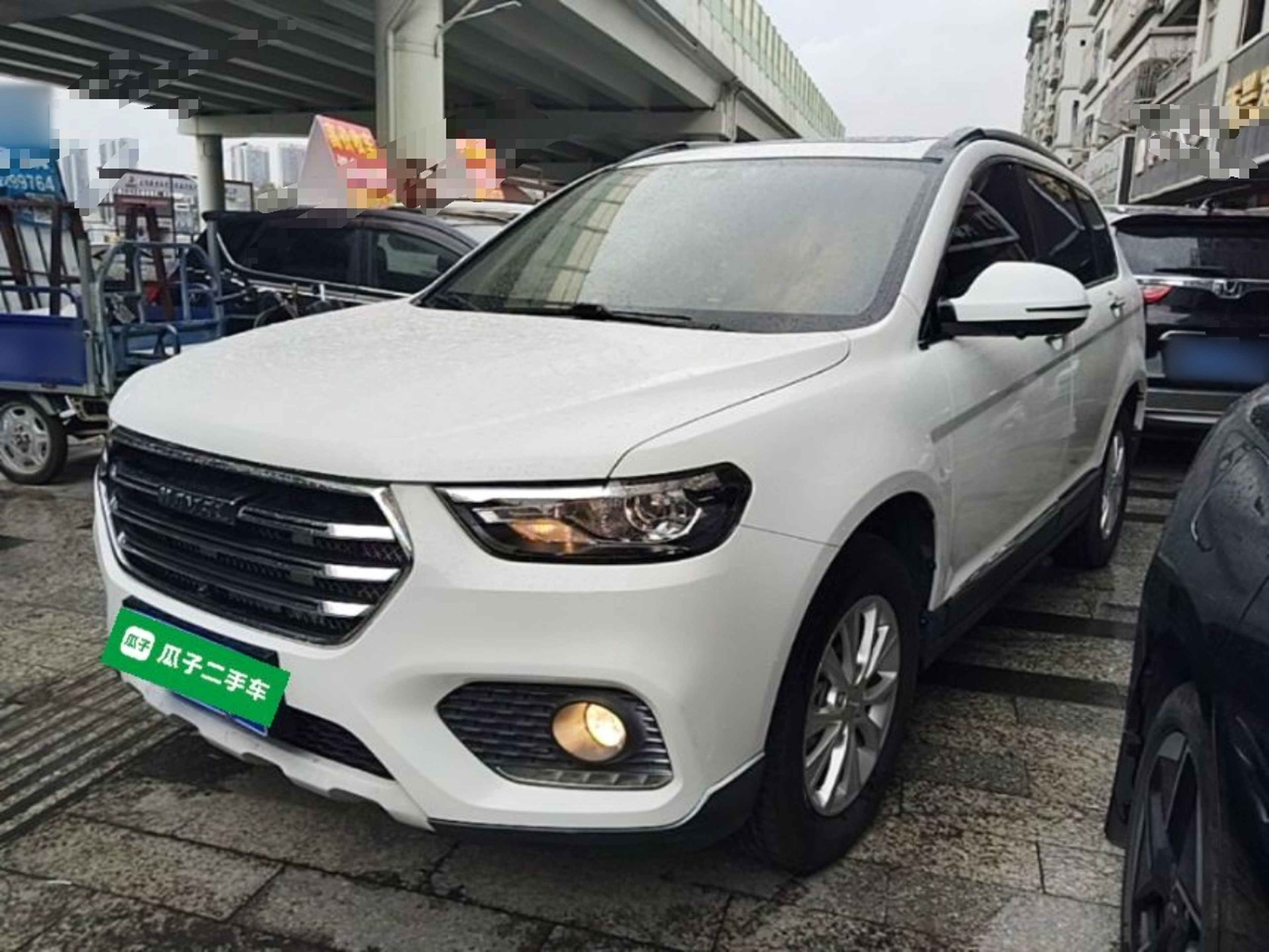 Под передней частью автомобиля