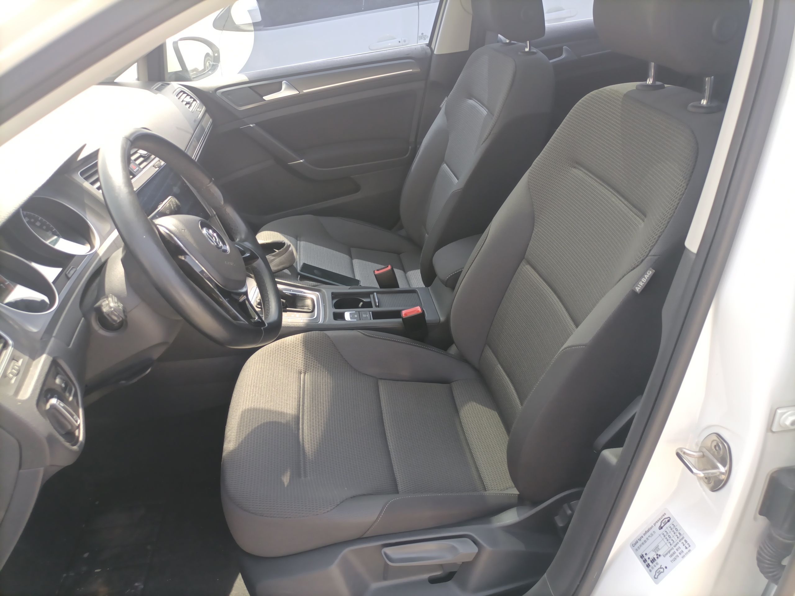 Переднее сиденье в автомобиле