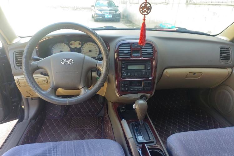 Used Hyundai MoInca 2009 2.0L Automatic Prestige GL Trim
