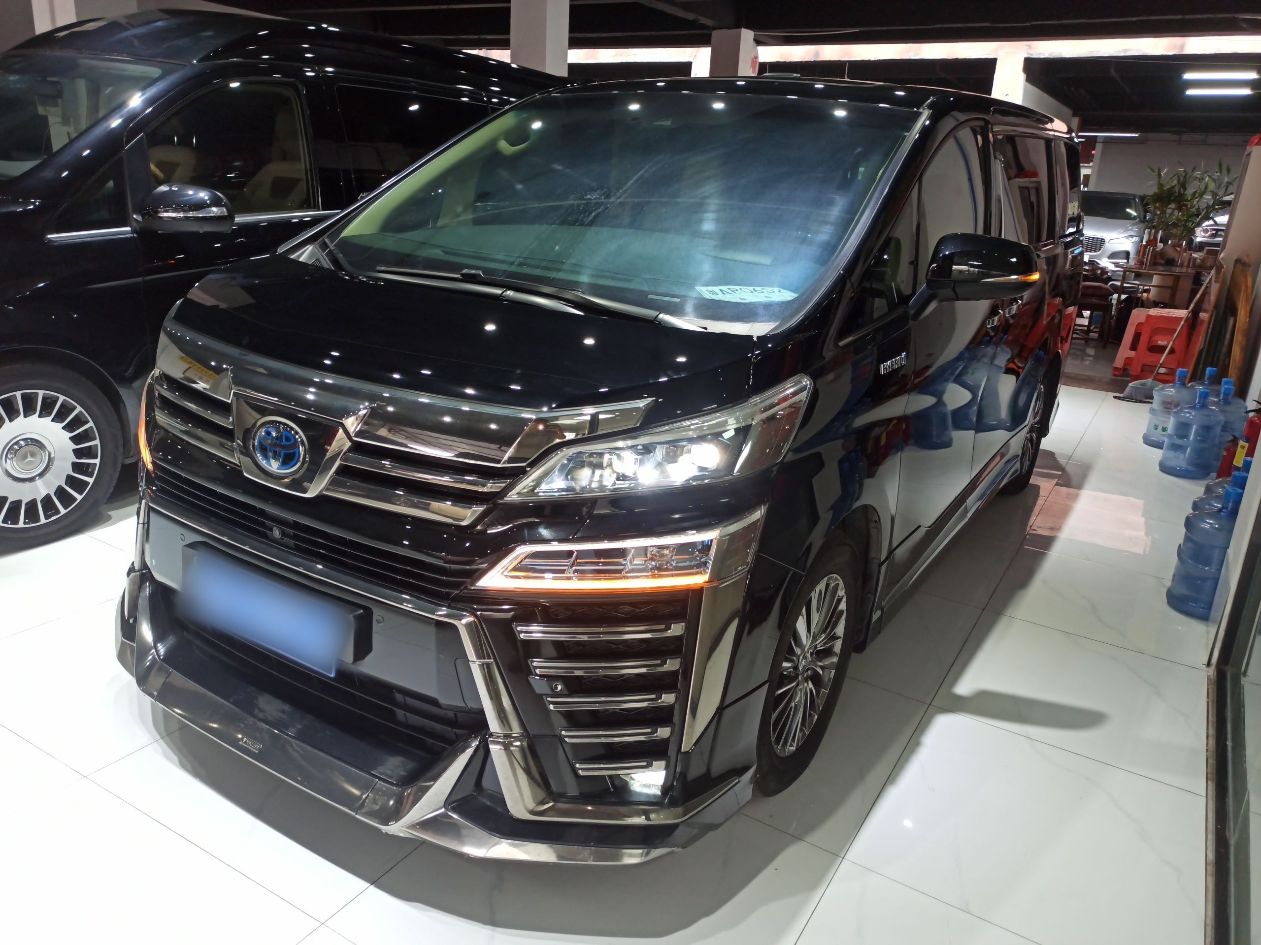 تحت مقدمة السيارة