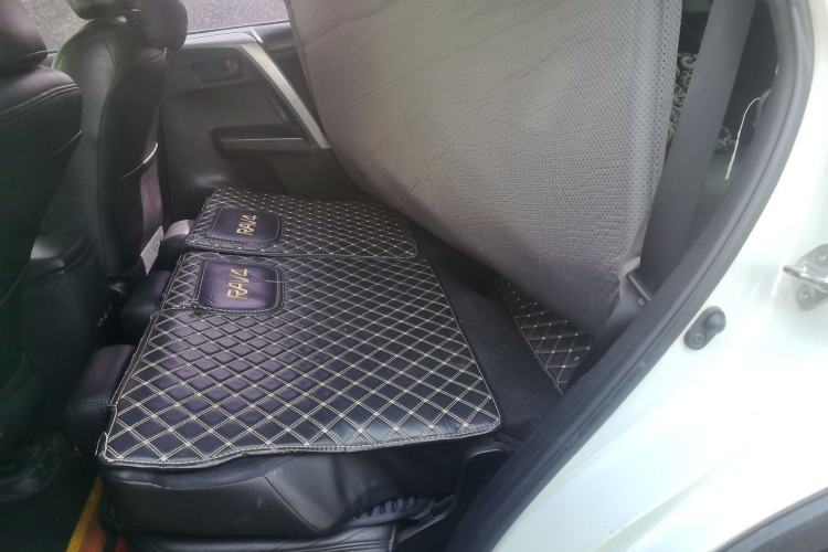 Used Toyota RAV4 2016 2.0L CVT Two-Wheel Drive Fashion Edition China V Standard Left Rear Seat