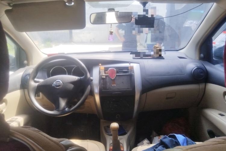 Used Nissan Livina 2013 1.6XE Manual Comfort Edition Center Console