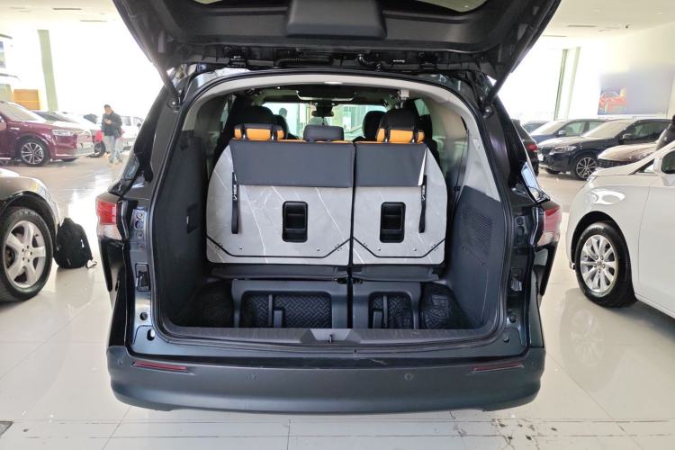 Used Toyota SIENNA 2021 2.5L Hybrid Comfort Edition Trunk