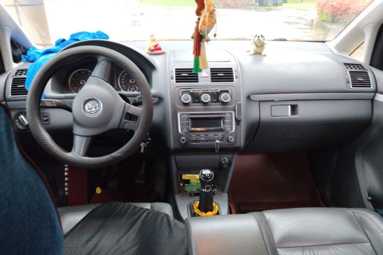 Used Volkswagen Touran 2013 1.4T Manual Comfort Edition 5-Seater Center Console